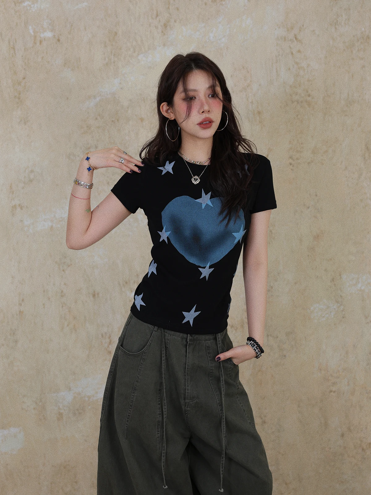 DR Retro Heart Star Color Block Print round Neck Short Sleeve Slim Fit Short T-Shirt Women Summer Design Cotton Casual Top
DR Retro Heart Star Color Block Print round Neck Short Sleeve Slim Fit Short T-Shirt Women Summer Design Cotton Casual Top