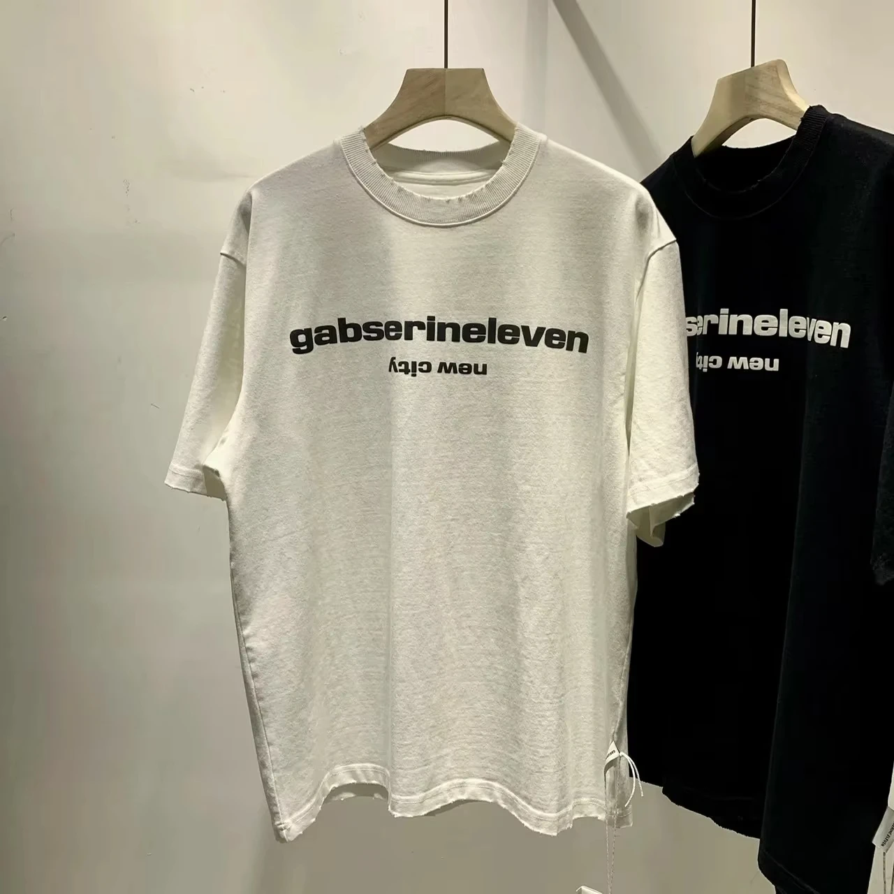2025 New Summer Men's Half-Sleeve Cotton Crew Neck Letter Printing T Fashion Brand Loose and Comfortable Women's T-Shirt
2025 New Summer Men's Half-Sleeve Cotton Crew Neck Letter Printing T Fashion Brand Loose and Comfortable Women's T-Shirt