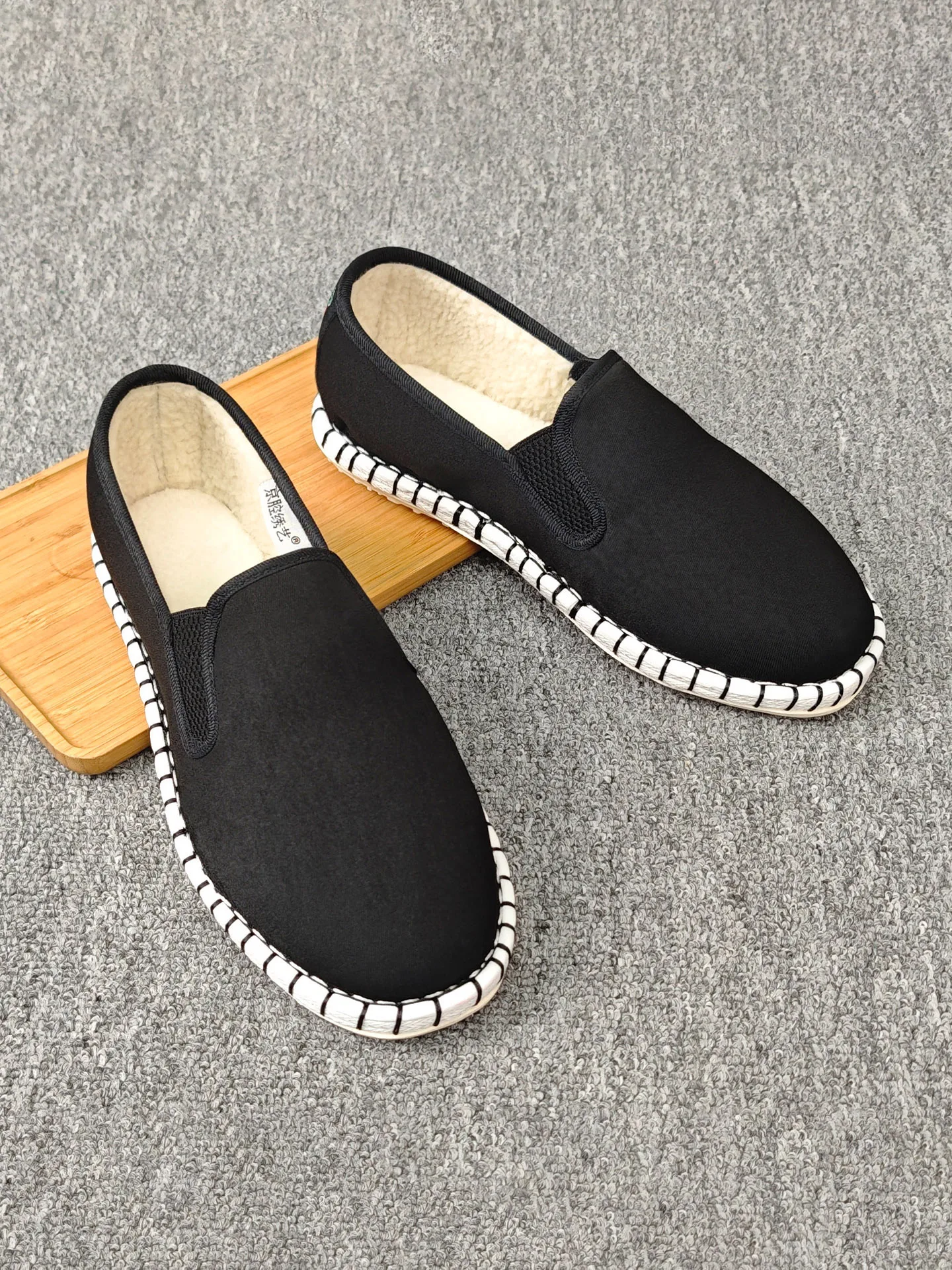 Мужские зимние хлопковые туфли ручной работы на флисовой подкладке, мягкие, на плоской подошве, повседневные, удобные, дышащие, с круглым носком
Мужские зимние хлопковые туфли ручной работы на флисовой подкладке, мягкие, на плоской подошве, повседневные, удобные, дышащие, с круглым носком