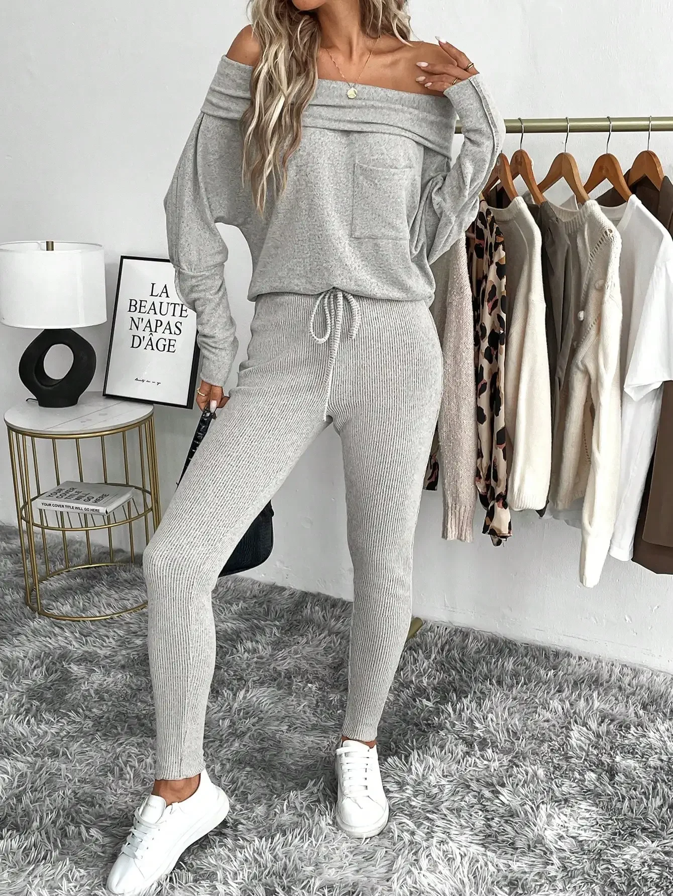 Женский комплект из 2 предметов, повседневные узкие спортивные леггинсы и короткий топ с открытыми плечами на осень
Женский комплект из 2 предметов, повседневные узкие спортивные леггинсы и короткий топ с открытыми плечами на осень