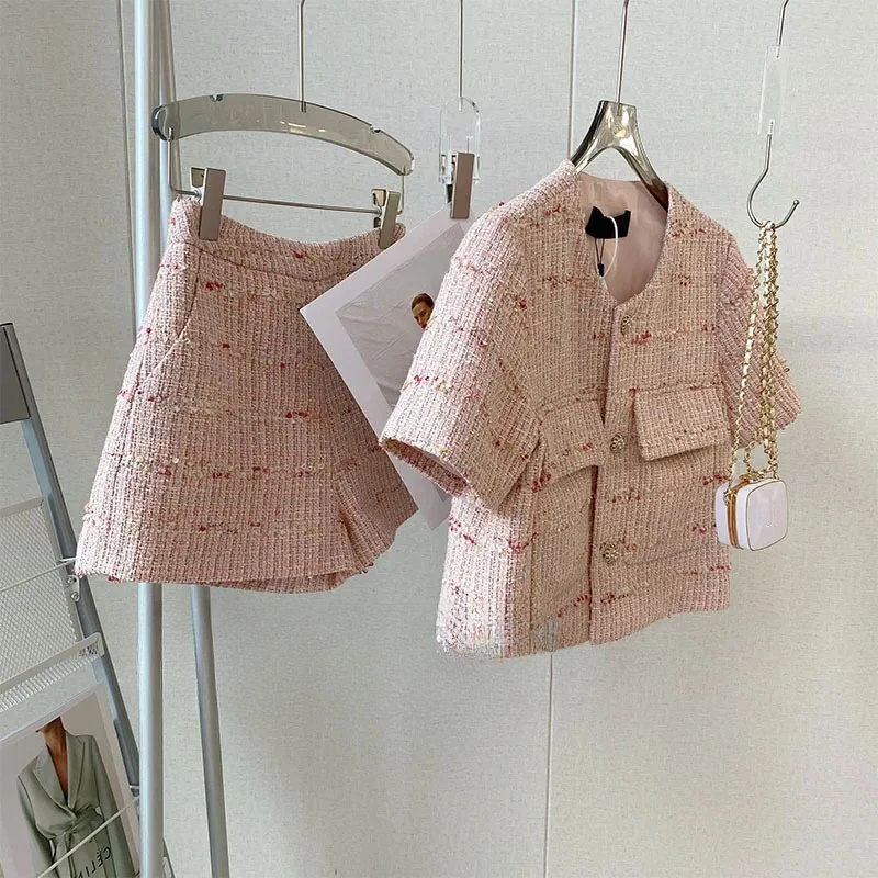 Shorts Sets 2 Piece Womens Outifits O Neck Pink Tweed Jacket Femme Crop Cardigan Tops Korean Coat Short Pant Suit Z343
Shorts Sets 2 Piece Womens Outifits O Neck Pink Tweed Jacket Femme Crop Cardigan Tops Korean Coat Short Pant Suit Z343