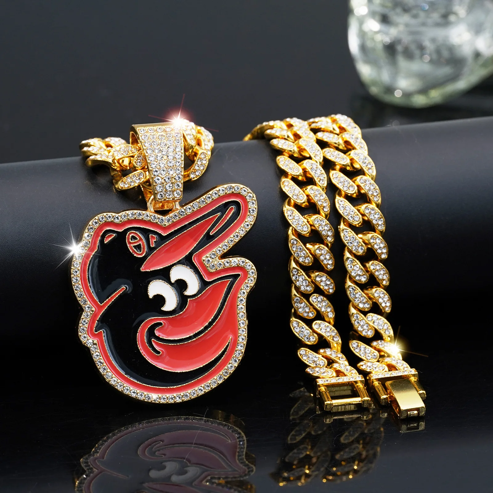 New Diamond Red and Black Character Team Logo Pendant Hip Hop Alloy Necklace Men' Jewelry Set for Gift
New Diamond Red and Black Character Team Logo Pendant Hip Hop Alloy Necklace Men' Jewelry Set for Gift