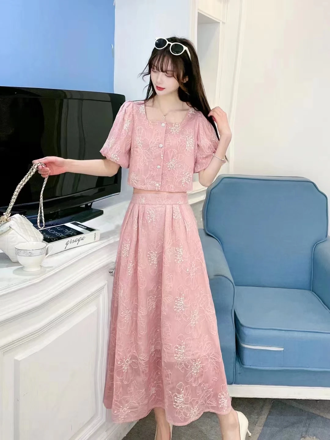 New Summer Women Sweet Flowers Embroidery Skirt Suits Fashion Square Collar Puff Sleeve Short Top And Long Skirt Two Piece Set
New Summer Women Sweet Flowers Embroidery Skirt Suits Fashion Square Collar Puff Sleeve Short Top And Long Skirt Two Piece Set
