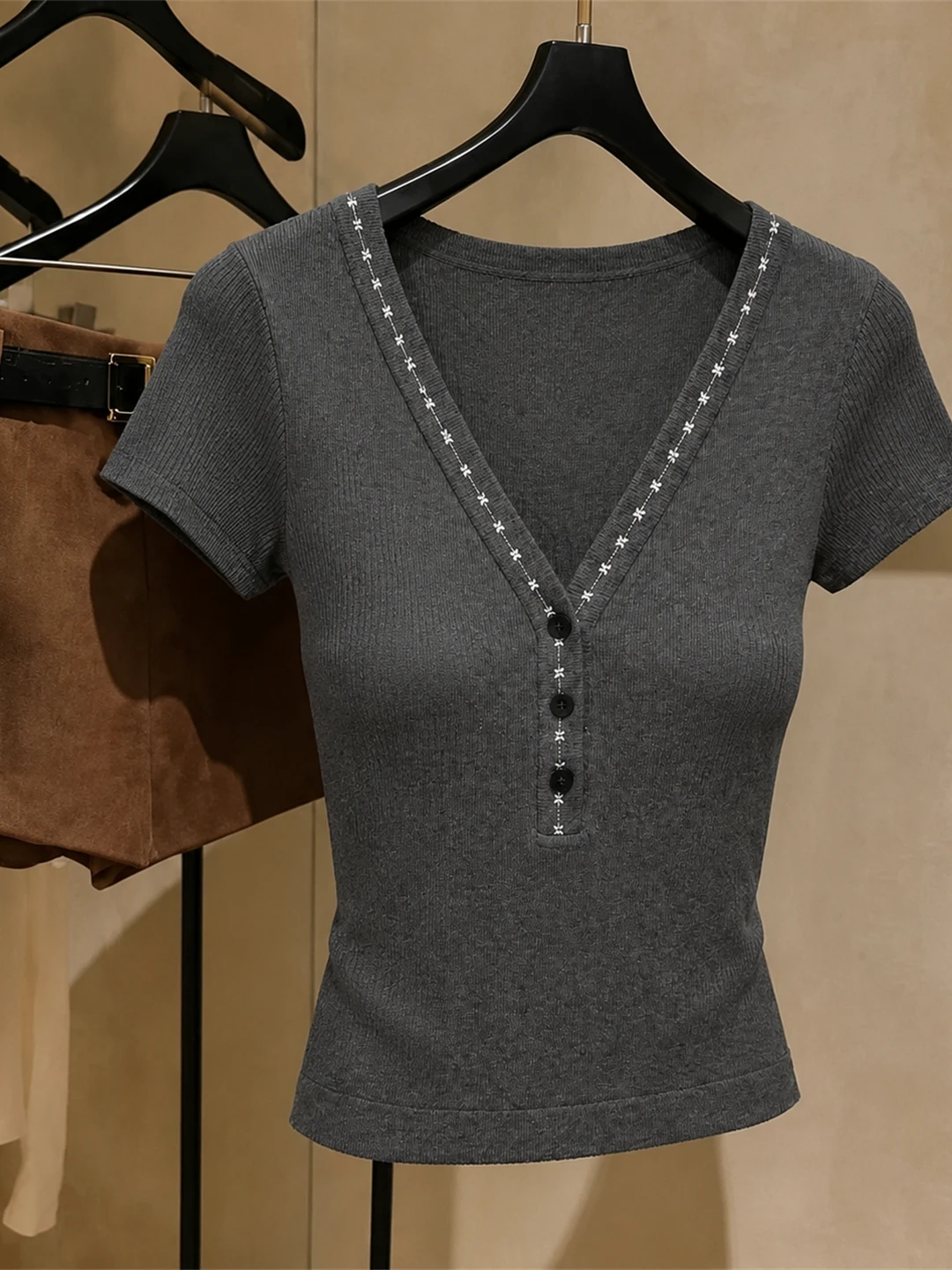 Slimming Embroidered V-Neck Short Sleeve T-Shirt Korean Style Skin-Friendly Summer Fashion Top Women's Silk Blend Shirt
Slimming Embroidered V-Neck Short Sleeve T-Shirt Korean Style Skin-Friendly Summer Fashion Top Women's Silk Blend Shirt