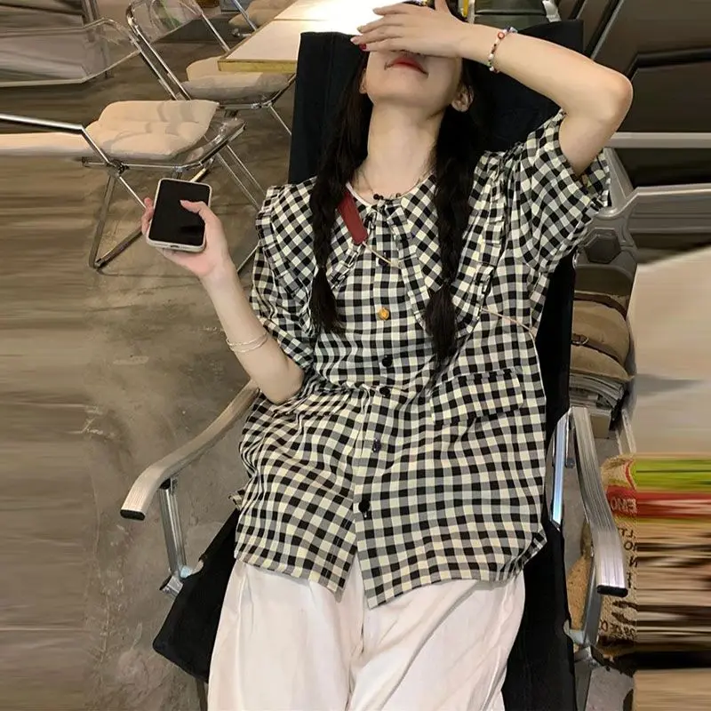 Женская черно-белая рубашка в клетку с коротким рукавом, отложным воротником, на пуговицах, свободного кроя, повседневный летний топ
Женская черно-белая рубашка в клетку с коротким рукавом, отложным воротником, на пуговицах, свободного кроя, повседневный летний топ
