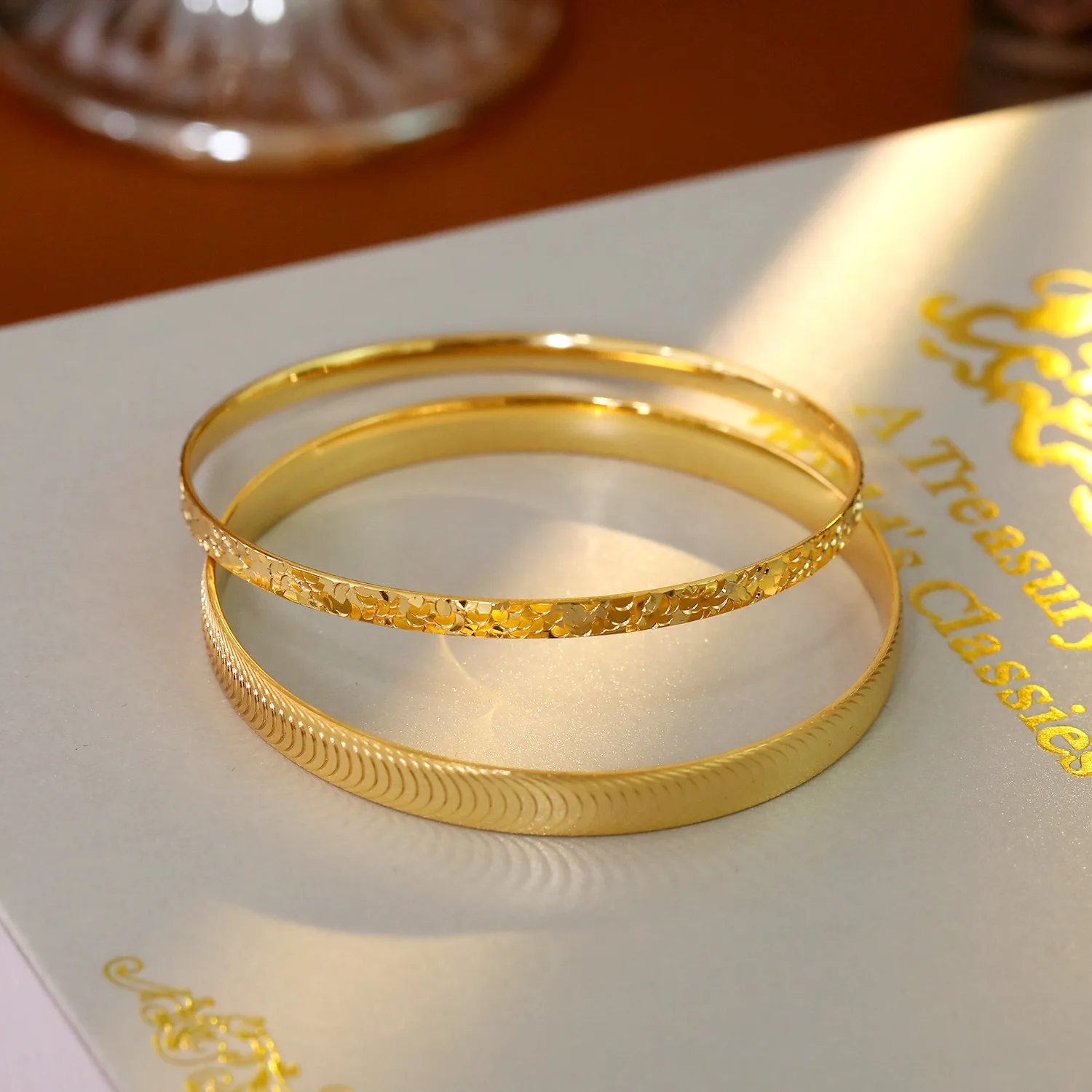 Premium Light Luxury Classic Sand Gold Crushed Ice Bangle Ladies High End Jewelry Same Daily Wedding Alternative Accessory
Premium Light Luxury Classic Sand Gold Crushed Ice Bangle Ladies High End Jewelry Same Daily Wedding Alternative Accessory