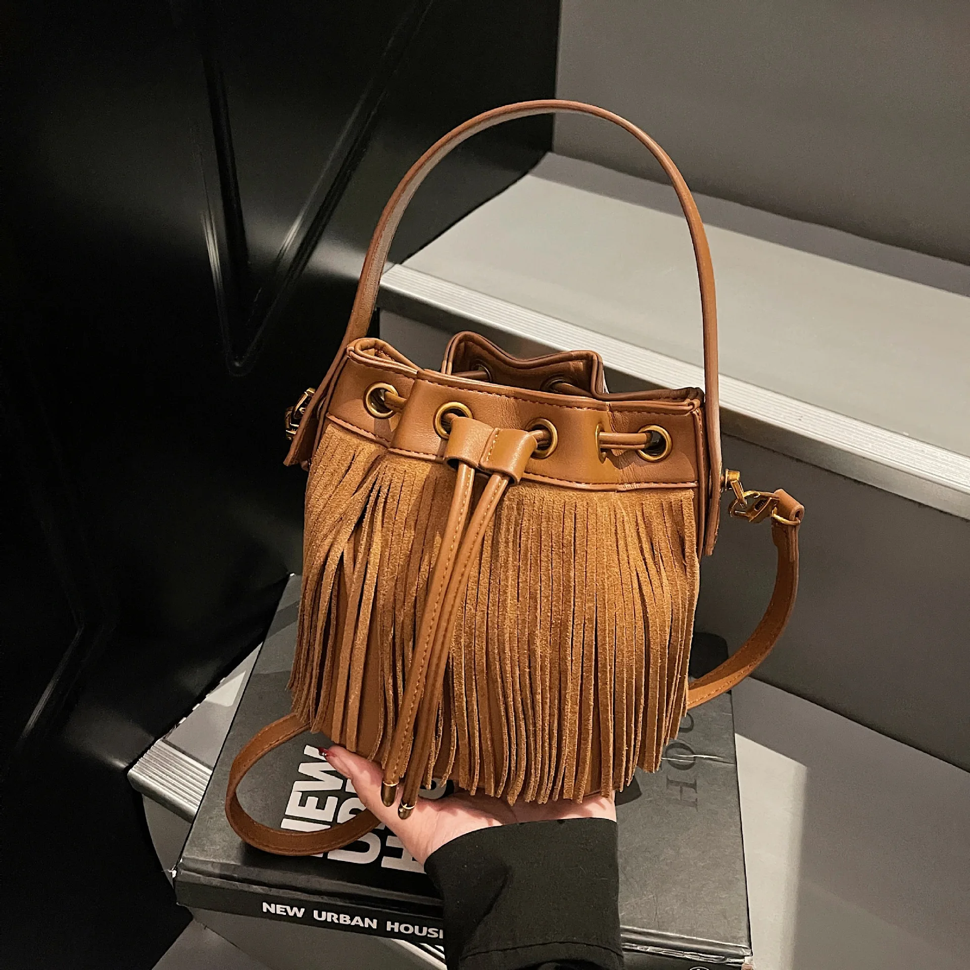 Fashion boutique bags Hot-selling women's bags New fringed underarm bags Drawstring bucket bags Casual versatile shoulder bags
Fashion boutique bags Hot-selling women's bags New fringed underarm bags Drawstring bucket bags Casual versatile shoulder bags