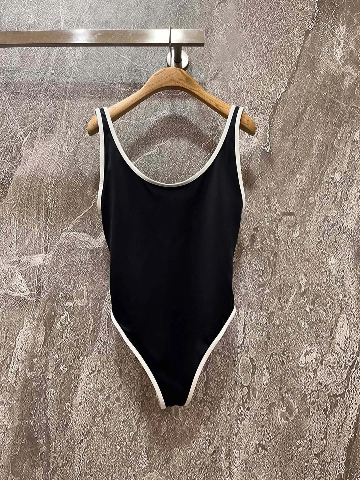 Beach vacation women's swimsuit retro minimalist belly covering, backless sexy spicy girl beach one piece swimsuit
Beach vacation women's swimsuit retro minimalist belly covering, backless sexy spicy girl beach one piece swimsuit