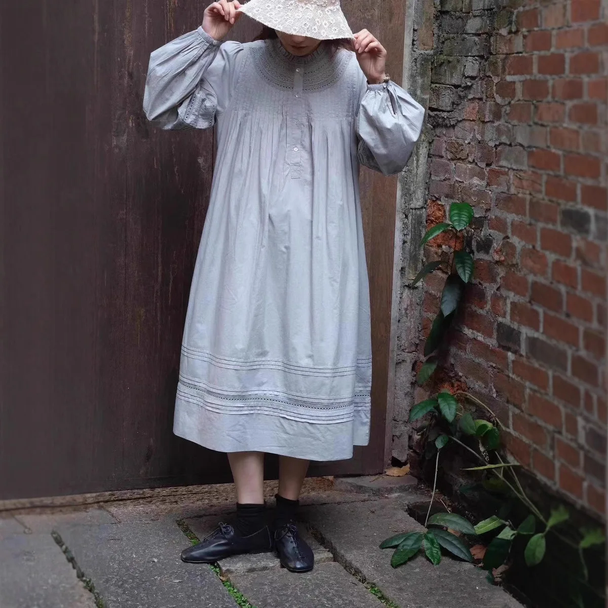 Женское модное платье А-силуэта с длинными рукавами, кружевными вставками, свободной талией, в романтическом винтажном стиле
Женское модное платье А-силуэта с длинными рукавами, кружевными вставками, свободной талией, в романтическом винтажном стиле