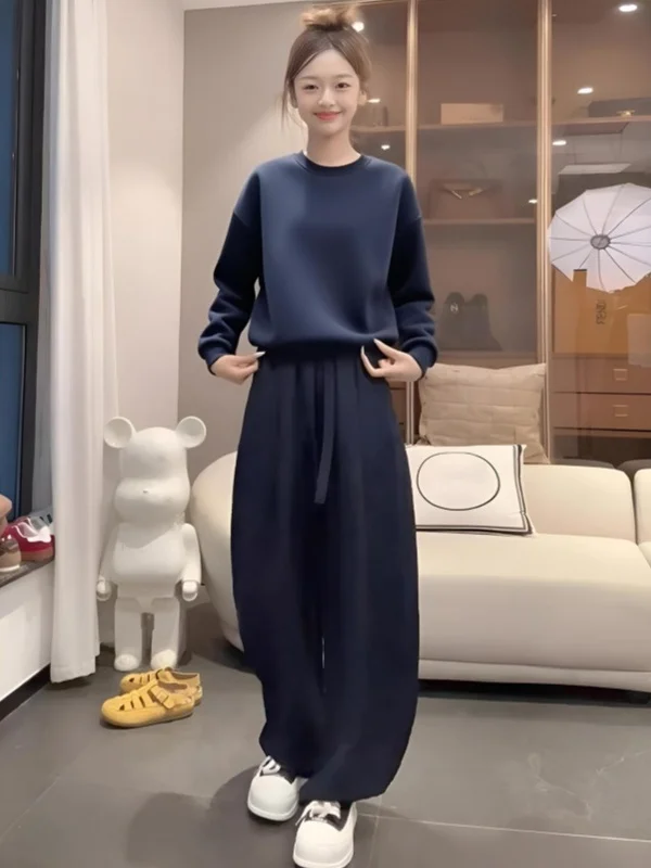 Short round Neck Sweatshirt Women's Loose Fit Design Sensation Dark Blue Early Autumn Thin Top Korean Style Printed Long Sleeve
Short round Neck Sweatshirt Women's Loose Fit Design Sensation Dark Blue Early Autumn Thin Top Korean Style Printed Long Sleeve
