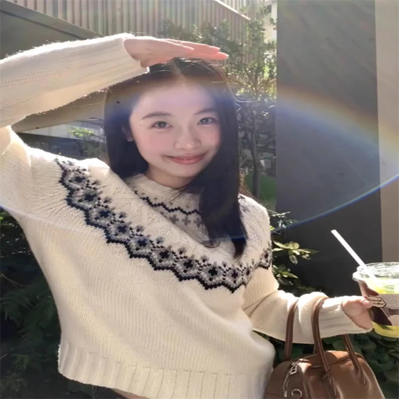 Autumn and Winter Round Neck Black and White Japanese Sweet Wool and Cashmere Blend Knitted Top Women
Autumn and Winter Round Neck Black and White Japanese Sweet Wool and Cashmere Blend Knitted Top Women