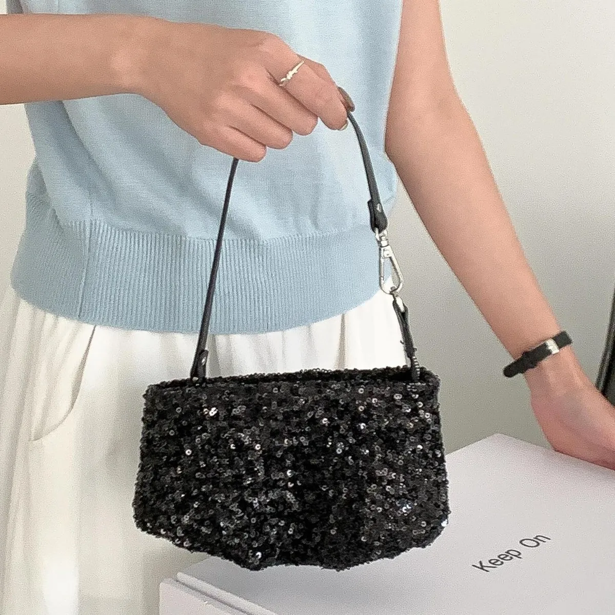 New French Sequined Underarm Bag Shiny High-end Temperament Chain Shoulder Crossbody bag Elegant Lady Banquet Party Bag
New French Sequined Underarm Bag Shiny High-end Temperament Chain Shoulder Crossbody bag Elegant Lady Banquet Party Bag