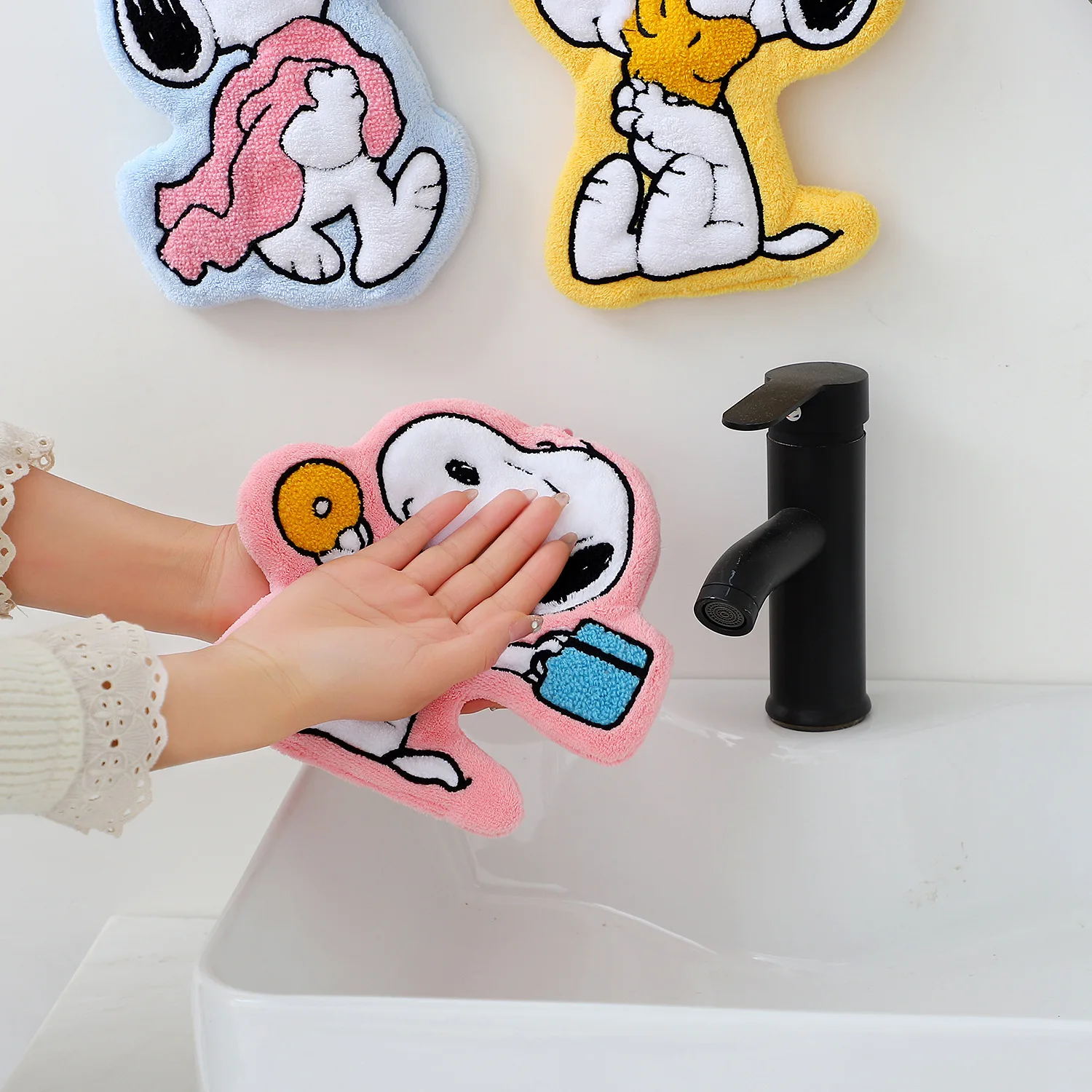 1/4 Pcs Snoopys Hand Towel Coral Velvet Absorbent Hand Towel Hanging Type Cute Decorative Accessory Small Towel birthday Gift
1/4 Pcs Snoopys Hand Towel Coral Velvet Absorbent Hand Towel Hanging Type Cute Decorative Accessory Small Towel birthday Gift