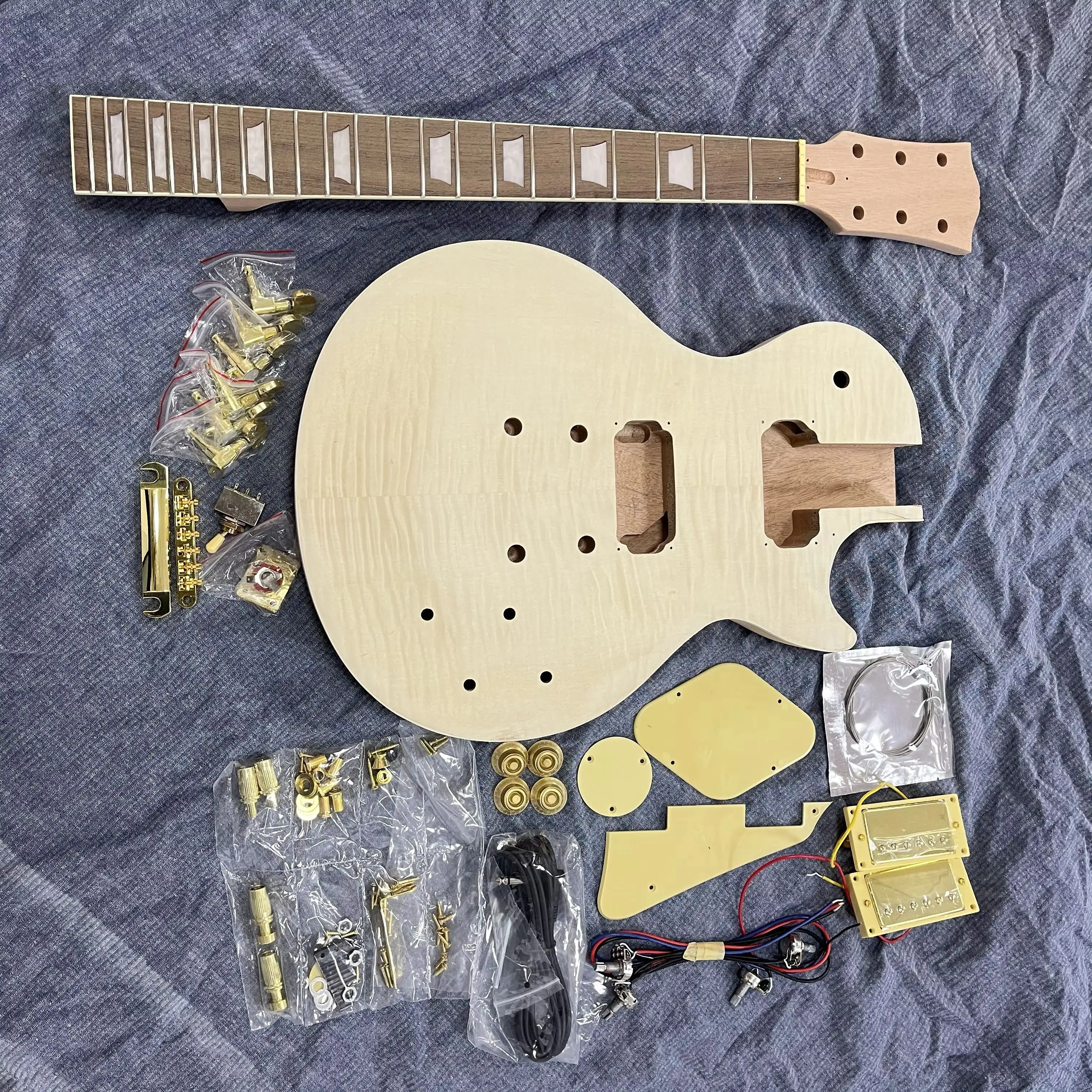 NEW DIY Quilted Maple Top Electric Guitar Kit Rosewood FB Mahogany Body Golden Part Electric Guitar-Themed Gift Free Shipping
NEW DIY Quilted Maple Top Electric Guitar Kit Rosewood FB Mahogany Body Golden Part Electric Guitar-Themed Gift Free Shipping