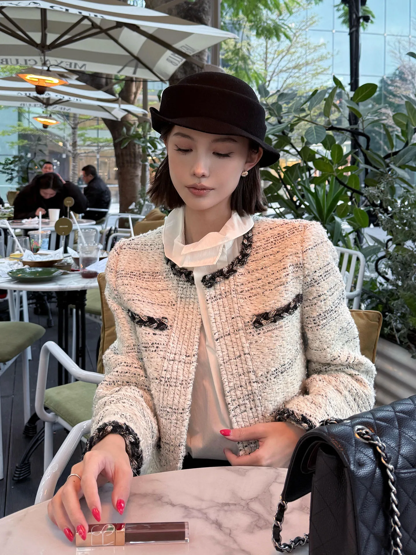 Белый укороченный жакет из букле для женщин, весна 2026, новая коллекция, приталенный крой, элегантный, премиум-класса, для офиса и повседневной носки
Белый укороченный жакет из букле для женщин, весна 2026, новая коллекция, приталенный крой, элегантный, премиум-класса, для офиса и повседневной носки