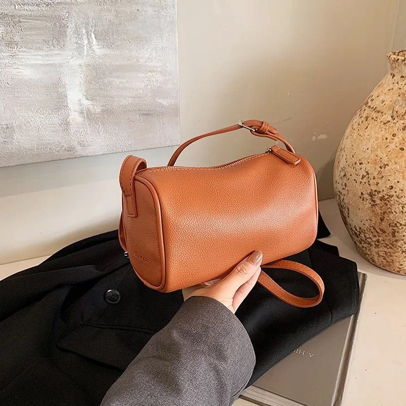 Boston Cylinder Women's Bag 2026 New Simple Crossbody Bag Fashion Pillow Commuter Women's Bag
Boston Cylinder Women's Bag 2026 New Simple Crossbody Bag Fashion Pillow Commuter Women's Bag