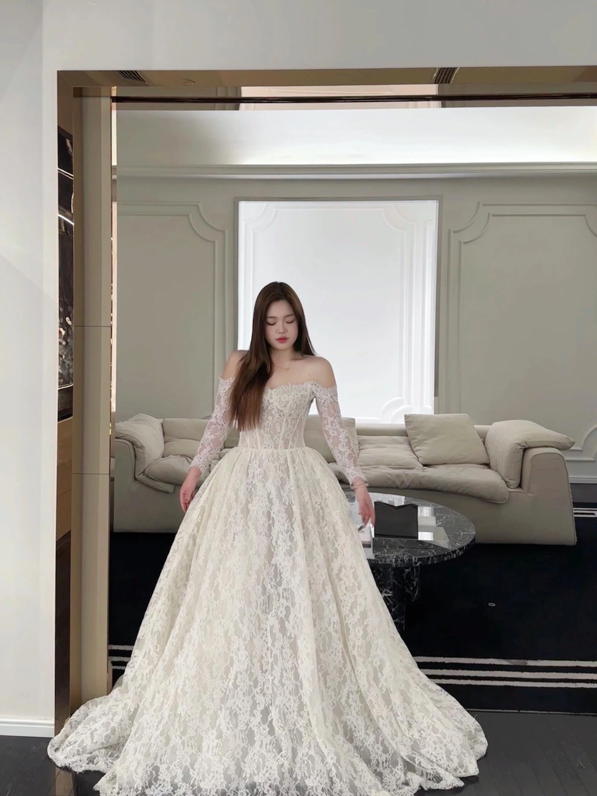Elegant plus Size Lace Wedding Dress One Shoulder Long Sleeve Bridal Gown for Hotel Indoor Occasions 18-25 Years Old Women
Elegant plus Size Lace Wedding Dress One Shoulder Long Sleeve Bridal Gown for Hotel Indoor Occasions 18-25 Years Old Women