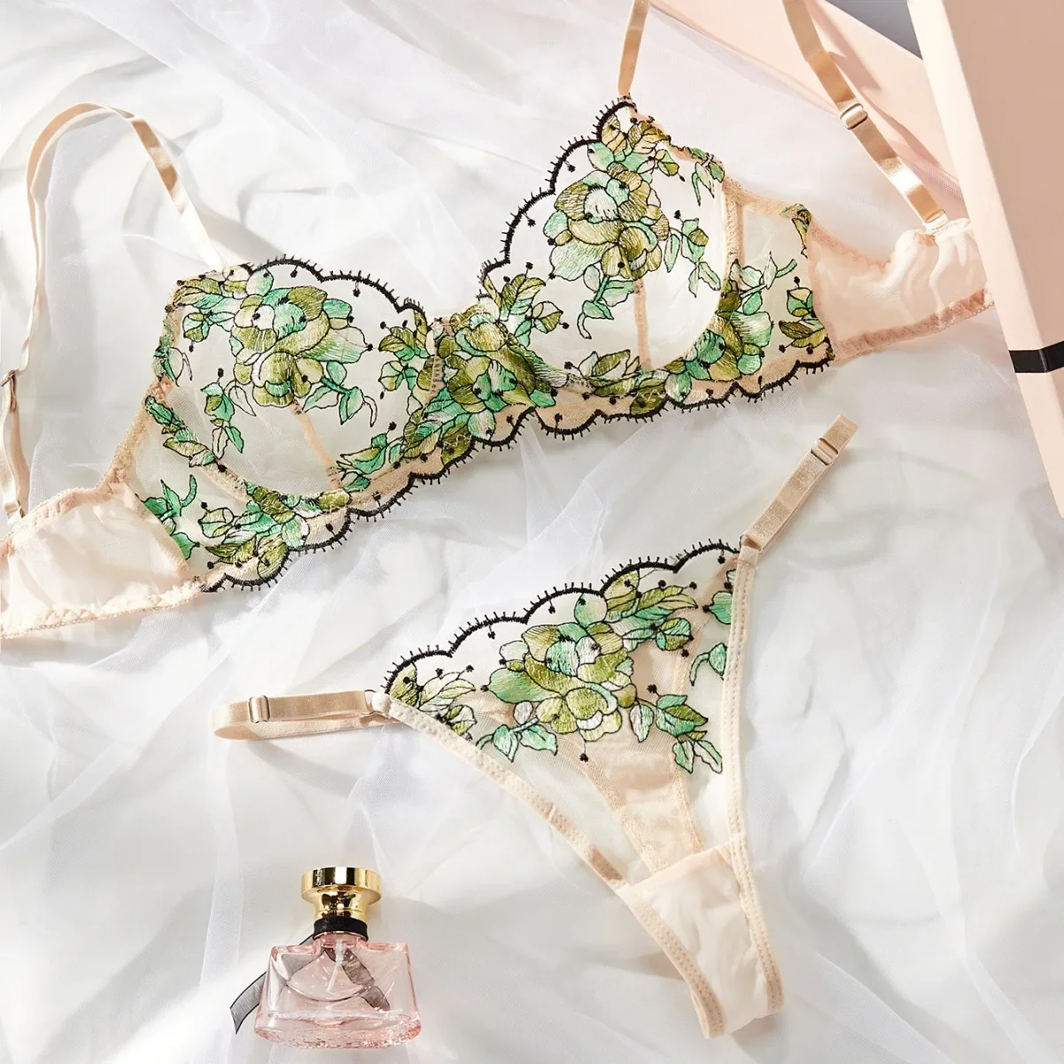 New Fashion Mesh Floral Embroidery Perspective Lingerie Women's Solid Sexy Exotic Apparel Suit Underwear Female Transparent Bra
New Fashion Mesh Floral Embroidery Perspective Lingerie Women's Solid Sexy Exotic Apparel Suit Underwear Female Transparent Bra
