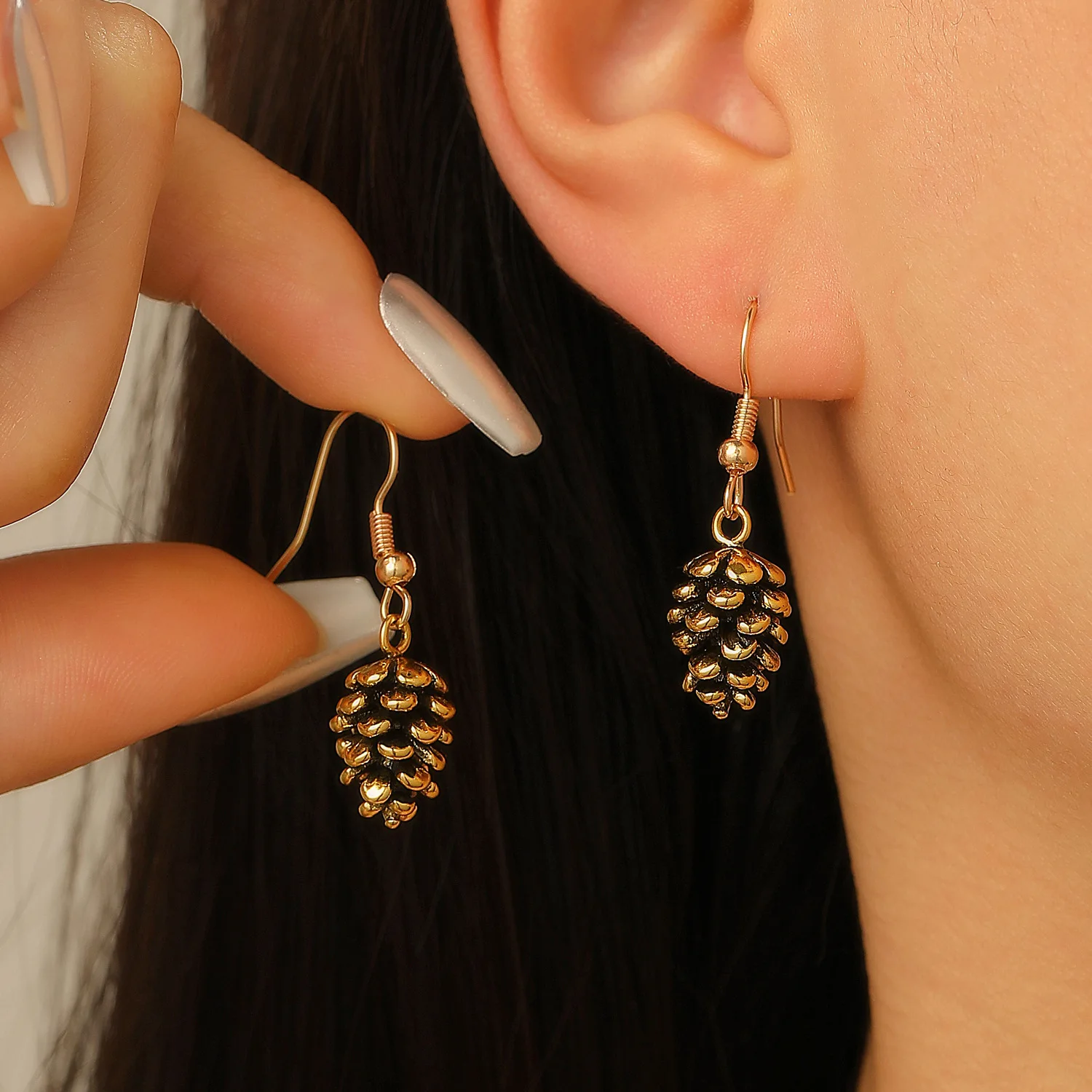 European and American retro fashion Bohemian simulation pine cone earrings, versatile alloy high-end niche earrings, earrings for women
European and American retro fashion Bohemian simulation pine cone earrings, versatile alloy high-end niche earrings, earrings for women