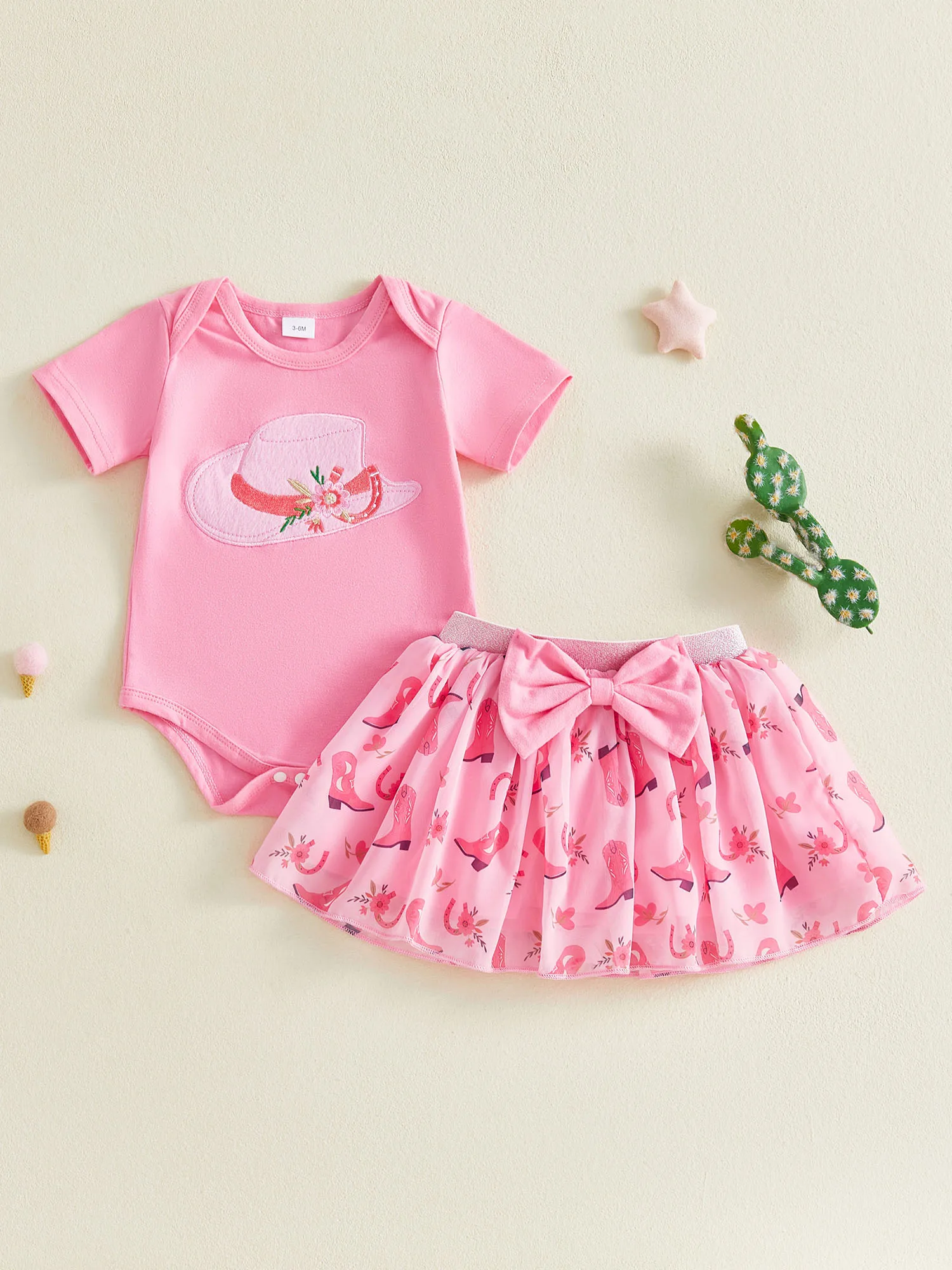 Очаровательный наряд в стиле ковбойки для малышей с вышитой шляпкой и юбкой — комплект из 2 предметов для летней моды в западном стиле
Очаровательный наряд в стиле ковбойки для малышей с вышитой шляпкой и юбкой — комплект из 2 предметов для летней моды в западном стиле