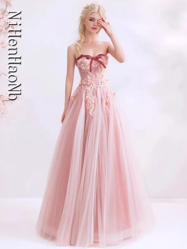 New Celebrity Strapless Tulle Gown Floor Length Applique A-Line Wedding Guest Evening Gown
New Celebrity Strapless Tulle Gown Floor Length Applique A-Line Wedding Guest Evening Gown