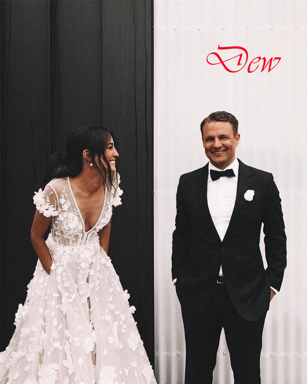 Customized High Quality White Organza Wedding Dress Temperament V-Neck Short Sleeves Bridal Gowns Chapel Train Backless Dress
Customized High Quality White Organza Wedding Dress Temperament V-Neck Short Sleeves Bridal Gowns Chapel Train Backless Dress