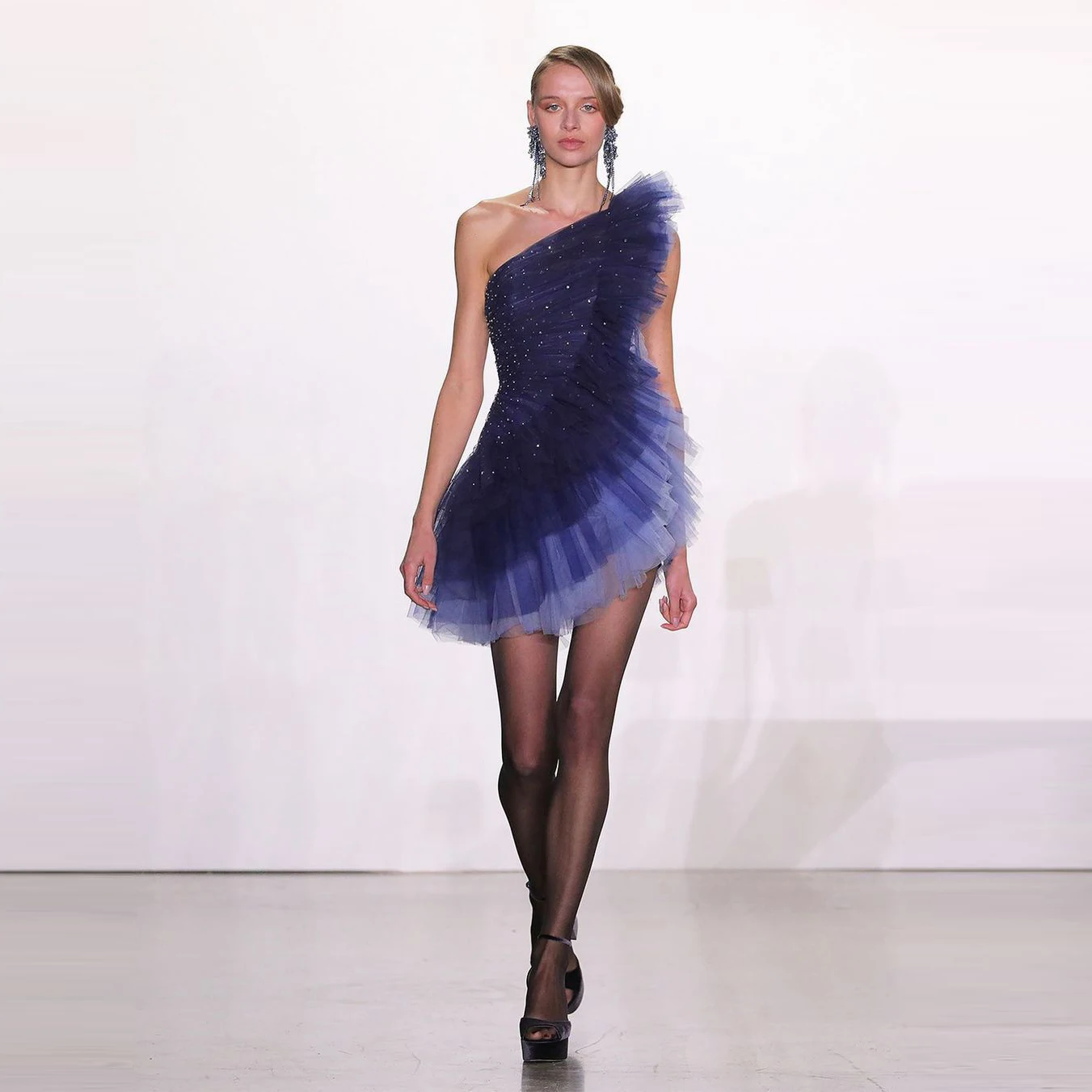 Chic Purple One Shoulder Short Party Dresses Pleated Ruffles Mini Length Women Beaded Stunning Tulle Maxi Dress Runway Dress
Chic Purple One Shoulder Short Party Dresses Pleated Ruffles Mini Length Women Beaded Stunning Tulle Maxi Dress Runway Dress