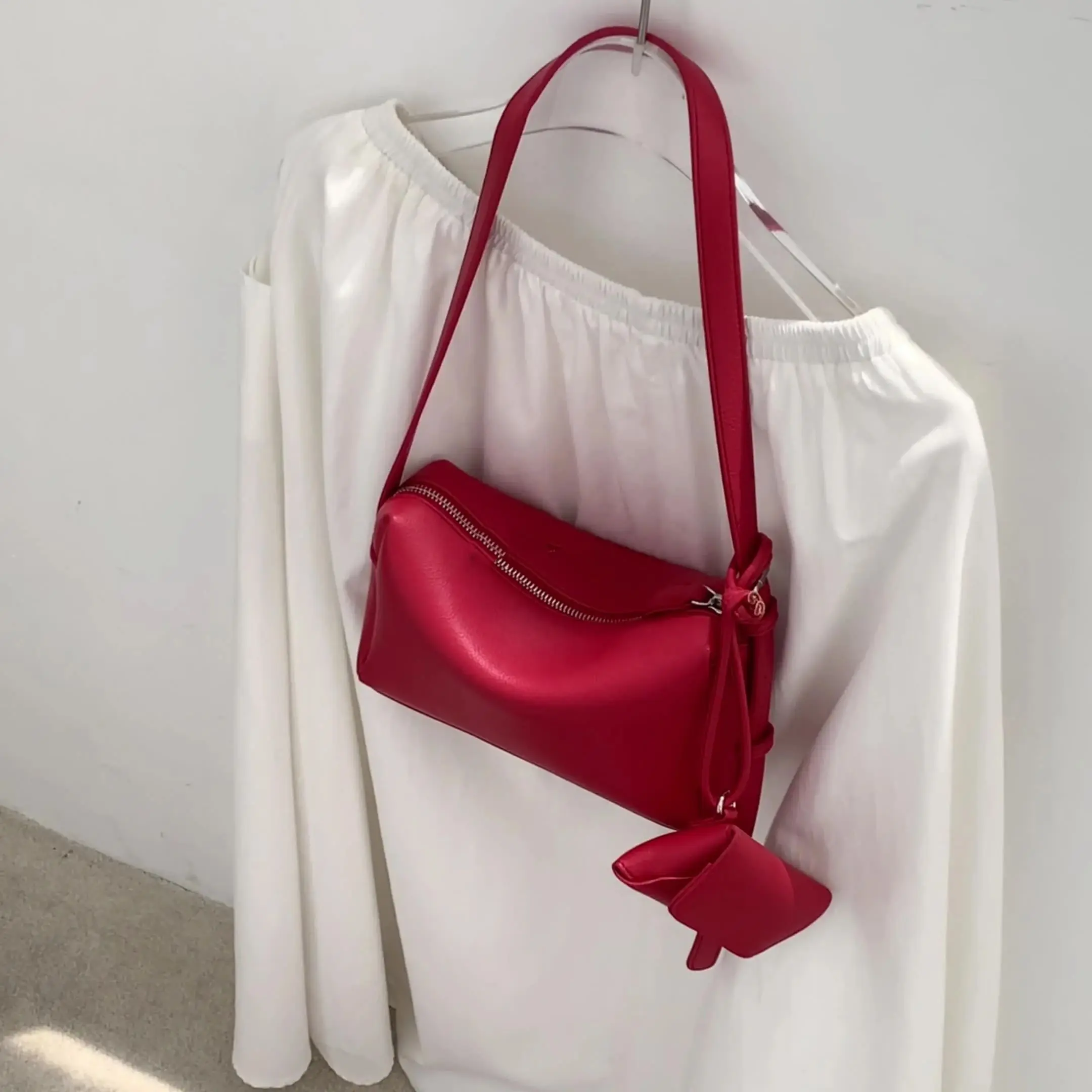 Высококачественная квадратная сумка из мягкой кожи в корейском стиле, модная простая универсальная сумка через плечо из искусственной кожи, новинка лета 2021, сумка
Высококачественная квадратная сумка из мягкой кожи в корейском стиле, модная простая универсальная сумка через плечо из искусственной кожи, новинка лета 2021, сумка