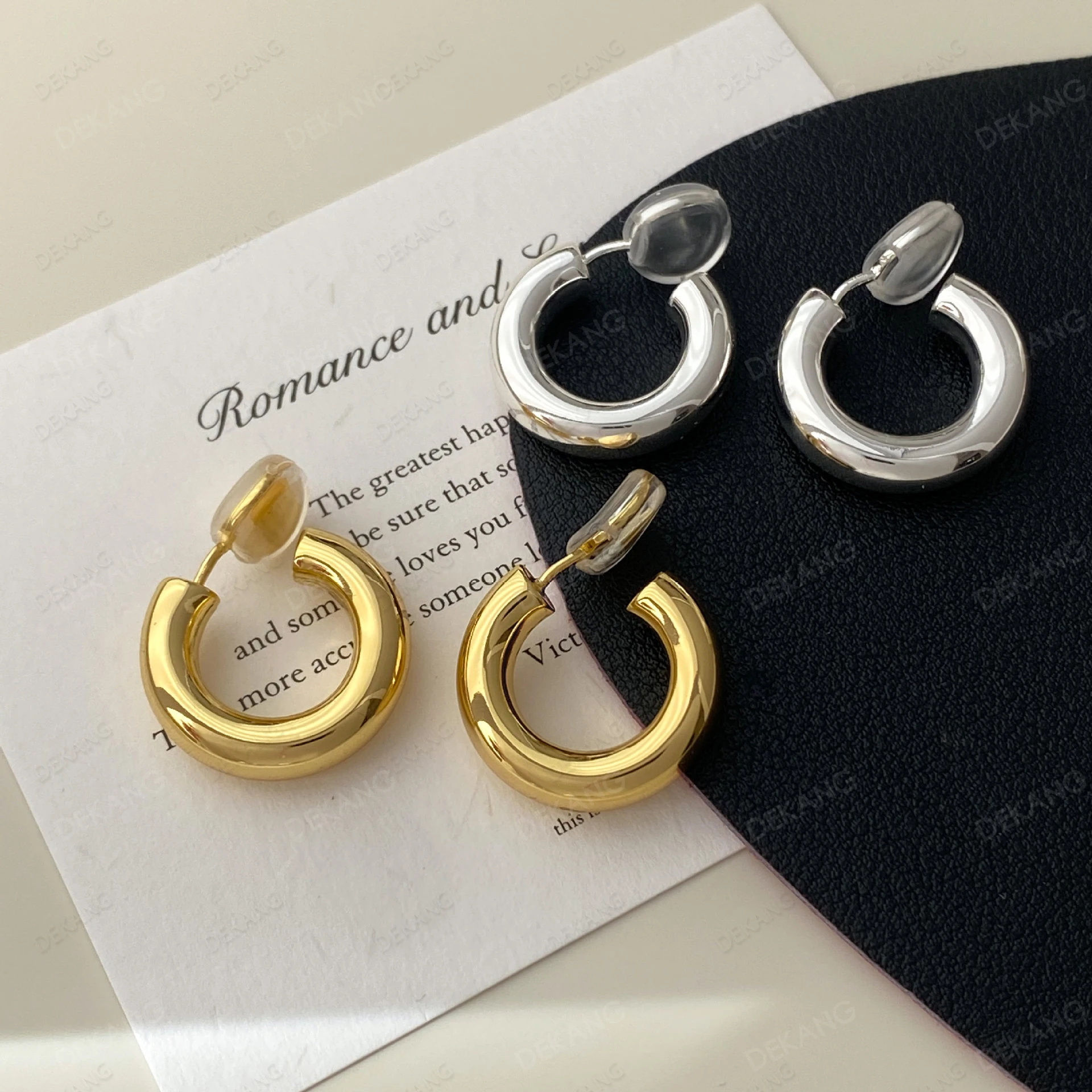 Глянцевая металлическая толстая спираль от комаров без ушных отверстий, простое кольцо с зажимом для ушей
Глянцевая металлическая толстая спираль от комаров без ушных отверстий, простое кольцо с зажимом для ушей