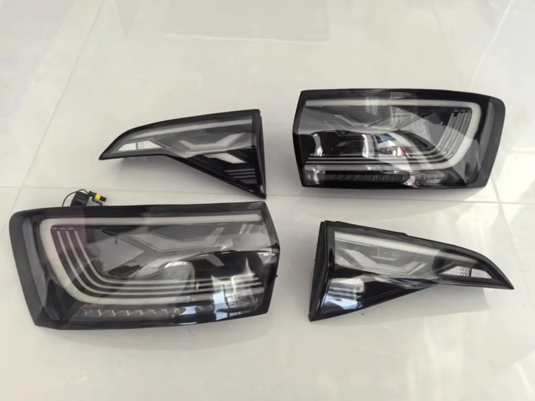 Светодиодные задние фонари черного цвета для Volkswagen VW Sagitar: стоп-сигнал, габаритный огонь, фонарь заднего хода, указатель поворота
Светодиодные задние фонари черного цвета для Volkswagen VW Sagitar: стоп-сигнал, габаритный огонь, фонарь заднего хода, указатель поворота