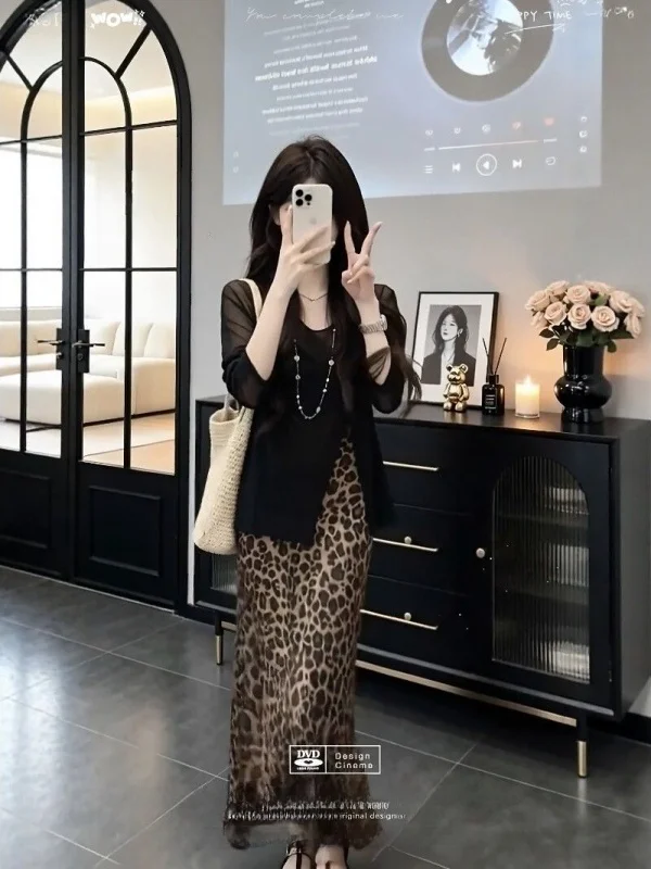 Fashionable Leopard Print Half Skirt And Top Set Slimming Design Summer New Arrival Two Piece Women's Clothing Ensemble
Fashionable Leopard Print Half Skirt And Top Set Slimming Design Summer New Arrival Two Piece Women's Clothing Ensemble