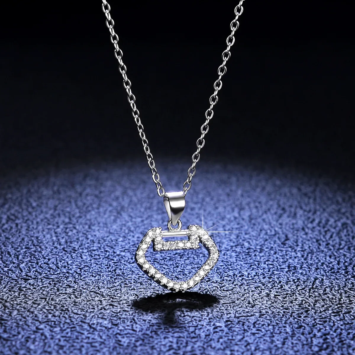 18K Gold Inlaid PT950 White Gold D-color Moissanite Necklace with Longevity Lock Pendant VVS1 Diamond Women's Moissanite
18K Gold Inlaid PT950 White Gold D-color Moissanite Necklace with Longevity Lock Pendant VVS1 Diamond Women's Moissanite