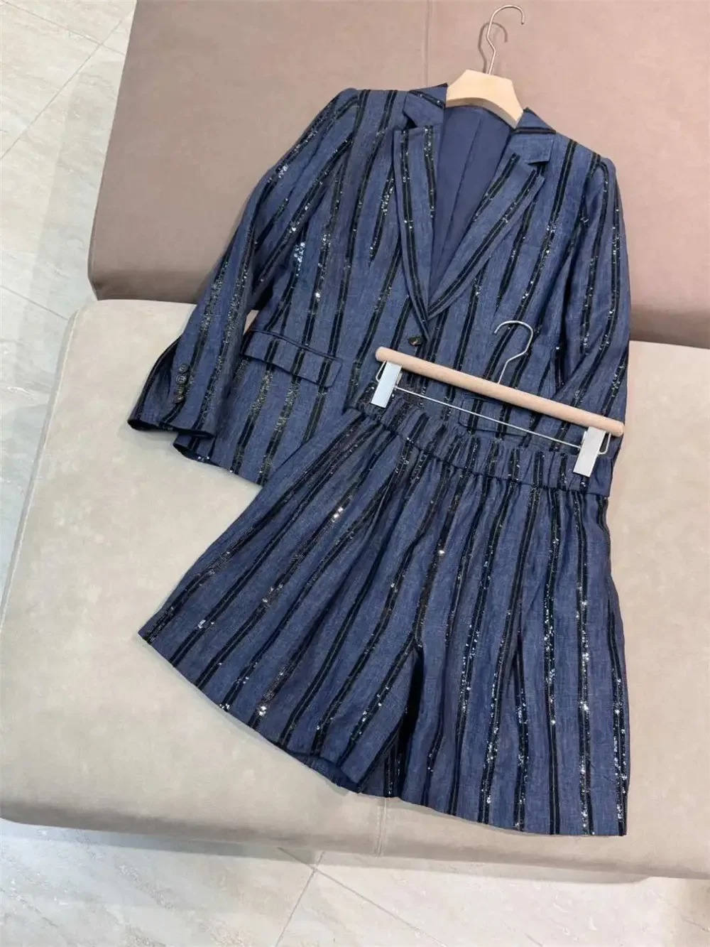 Spring 2025 Women's Sequined Linen Suit Single Button Long Sleeve Blazer or Elastic Waist Shorts Loose Fashion 2-Piece Set
Spring 2025 Women's Sequined Linen Suit Single Button Long Sleeve Blazer or Elastic Waist Shorts Loose Fashion 2-Piece Set
