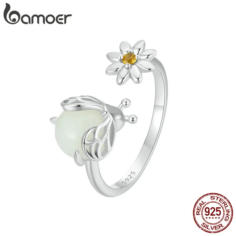 Bamoer 925 пробы Серебряное светящееся кольцо с маргаритками и цветами, штабелируемые светится в темноте, кольца для женщин, счастливые ювелирные изделия, подарок
Bamoer 925 пробы Серебряное светящееся кольцо с маргаритками и цветами, штабелируемые светится в темноте, кольца для женщин, счастливые ювелирные изделия, подарок