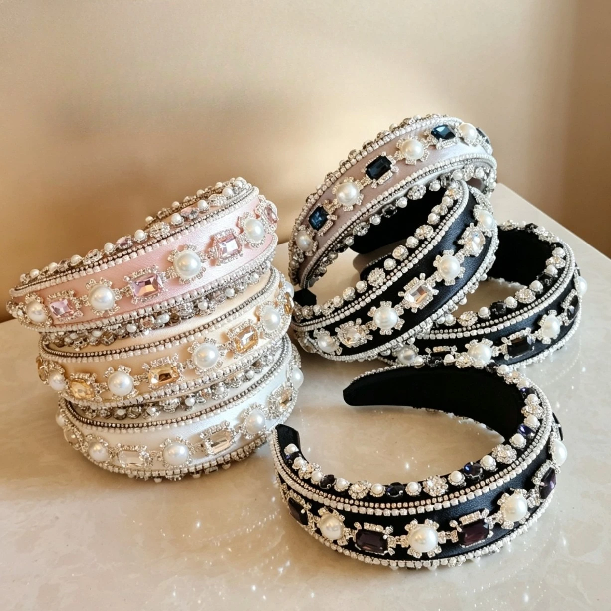 European and American Retro Luxury Diamond Pearl Court Style Wide Brim Headband Banquet Hair Accessory
European and American Retro Luxury Diamond Pearl Court Style Wide Brim Headband Banquet Hair Accessory