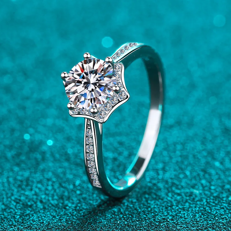 18K gold moissanite ring diamond ring classic six-claw star PT950 platinum simple personalized ring
18K gold moissanite ring diamond ring classic six-claw star PT950 platinum simple personalized ring