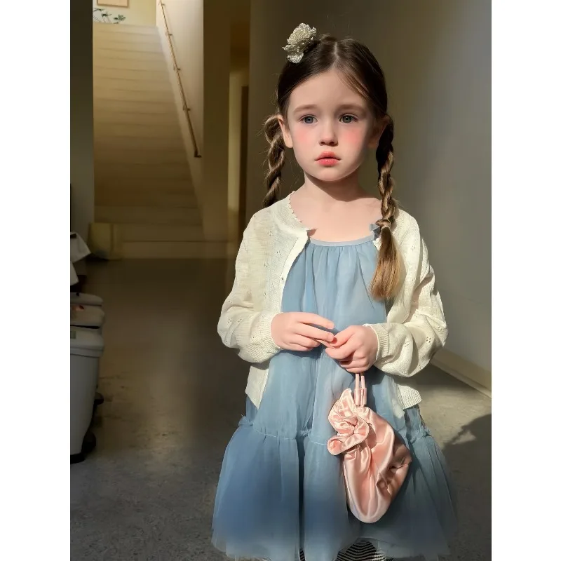 Комплект для девочек: платье на бретельках и ажурный кардиган, весна-лето 2026, новая универсальная детская одежда, сетчатая юбка для девочек
Комплект для девочек: платье на бретельках и ажурный кардиган, весна-лето 2026, новая универсальная детская одежда, сетчатая юбка для девочек