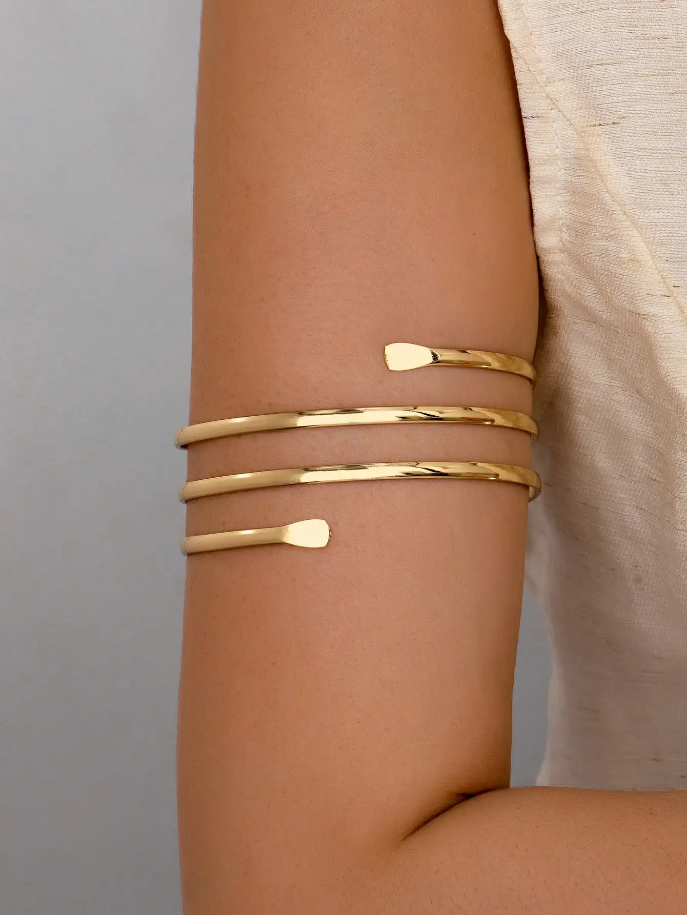 1pc Women's Minimalist Metal Fashion Geometric Hollow Arm Cuff, Suitable For Women's Daily Professional Wear
1pc Women's Minimalist Metal Fashion Geometric Hollow Arm Cuff, Suitable For Women's Daily Professional Wear