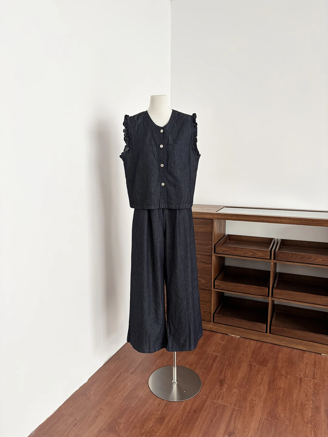 Summer Simple Style Sleeveless Vest High Waist Wide Leg Pants Two Piece Set Women's Versatile Slimming High-End Feeling Denim...
Summer Simple Style Sleeveless Vest High Waist Wide Leg Pants Two Piece Set Women's Versatile Slimming High-End Feeling Denim...