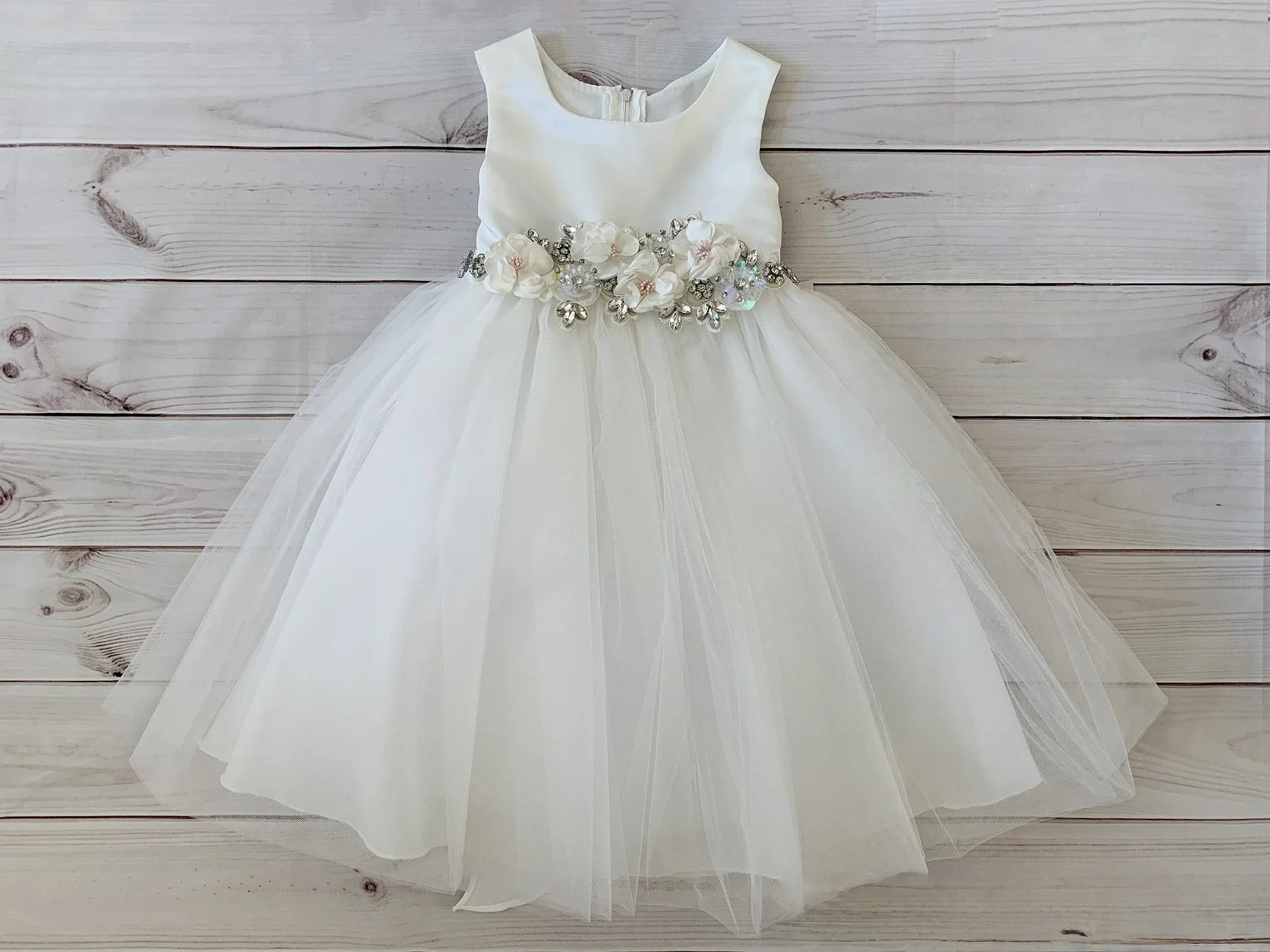 Custom Sleeveless Satin Tulle Flower Girl Dress With Rhinestone Floral Belt For Luxury Wedding Birthday Party Pageant Runway For
Custom Sleeveless Satin Tulle Flower Girl Dress With Rhinestone Floral Belt For Luxury Wedding Birthday Party Pageant Runway For