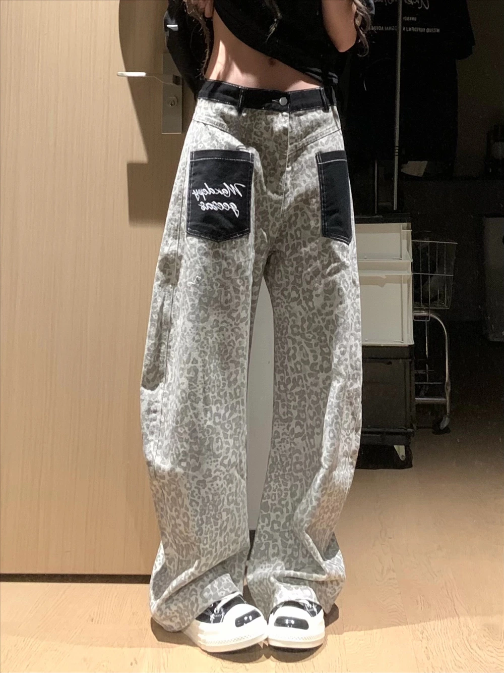 American Style plus Size Leopard Print Patchwork Pocket Denim Jeans High Waist Loose Fit Slimming Wide Leg Retro Style Women'...
American Style plus Size Leopard Print Patchwork Pocket Denim Jeans High Waist Loose Fit Slimming Wide Leg Retro Style Women'...