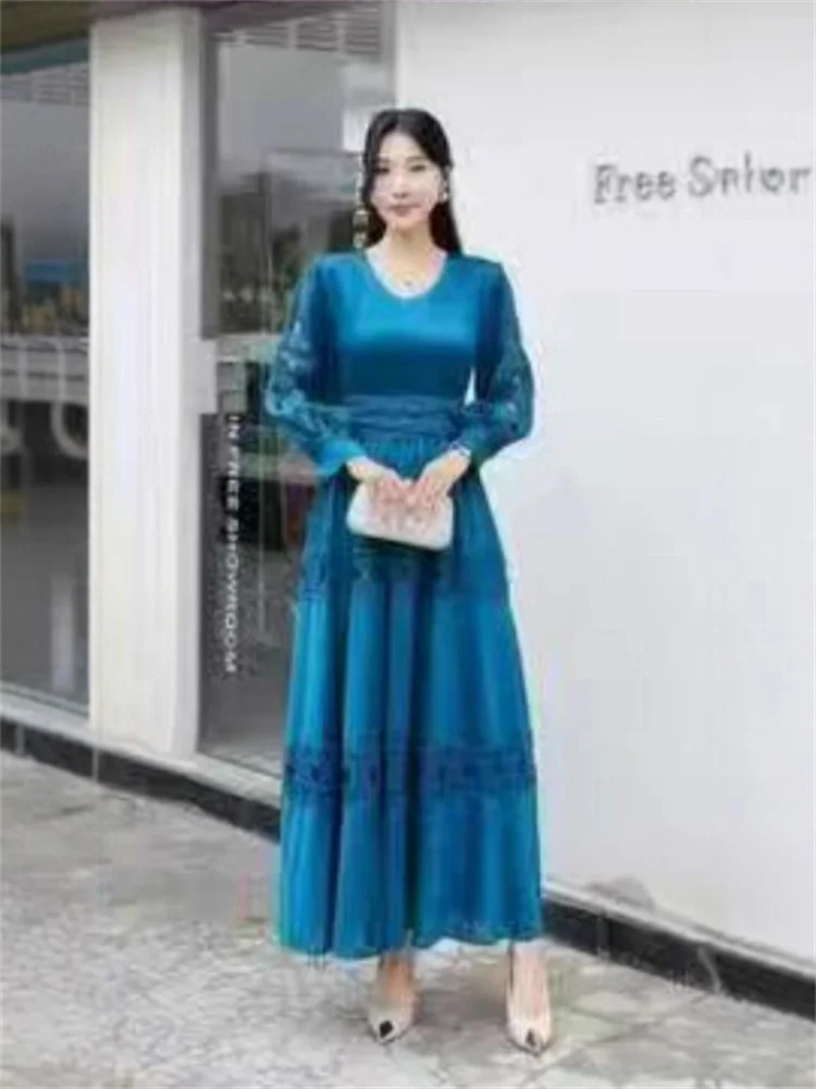 Miyake Pleated New French Fashion Lace Splicing Dress Solid Color Round Neck Lantern Sleeve Loose Dress Women's Clothing
Miyake Pleated New French Fashion Lace Splicing Dress Solid Color Round Neck Lantern Sleeve Loose Dress Women's Clothing