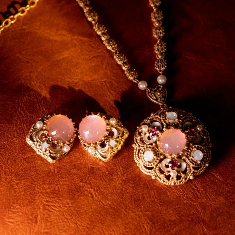 Модный Шарм Ретро Позолоченный Полый Драгоценный Камень Кулон Женское Ожерелье Дизайнер Роскошный Драгоценный Камень Дворцовый Женский Комплект Ювелирных Изделий
Модный Шарм Ретро Позолоченный Полый Драгоценный Камень Кулон Женское Ожерелье Дизайнер Роскошный Драгоценный Камень Дворцовый Женский Комплект Ювелирных Изделий