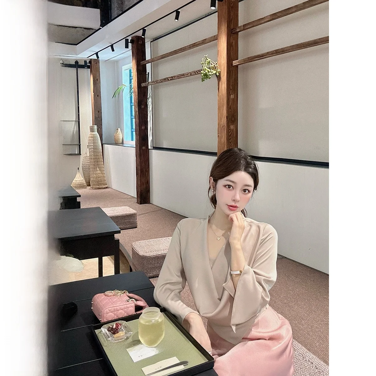 CCZEE Champagne Paris Satin Adjustable Strap Vest Women's Loose V-ne Swing Ne Top Two-piece Set Commute Sle Long Sve
CCZEE Champagne Paris Satin Adjustable Strap Vest Women's Loose V-ne Swing Ne Top Two-piece Set Commute Sle Long Sve