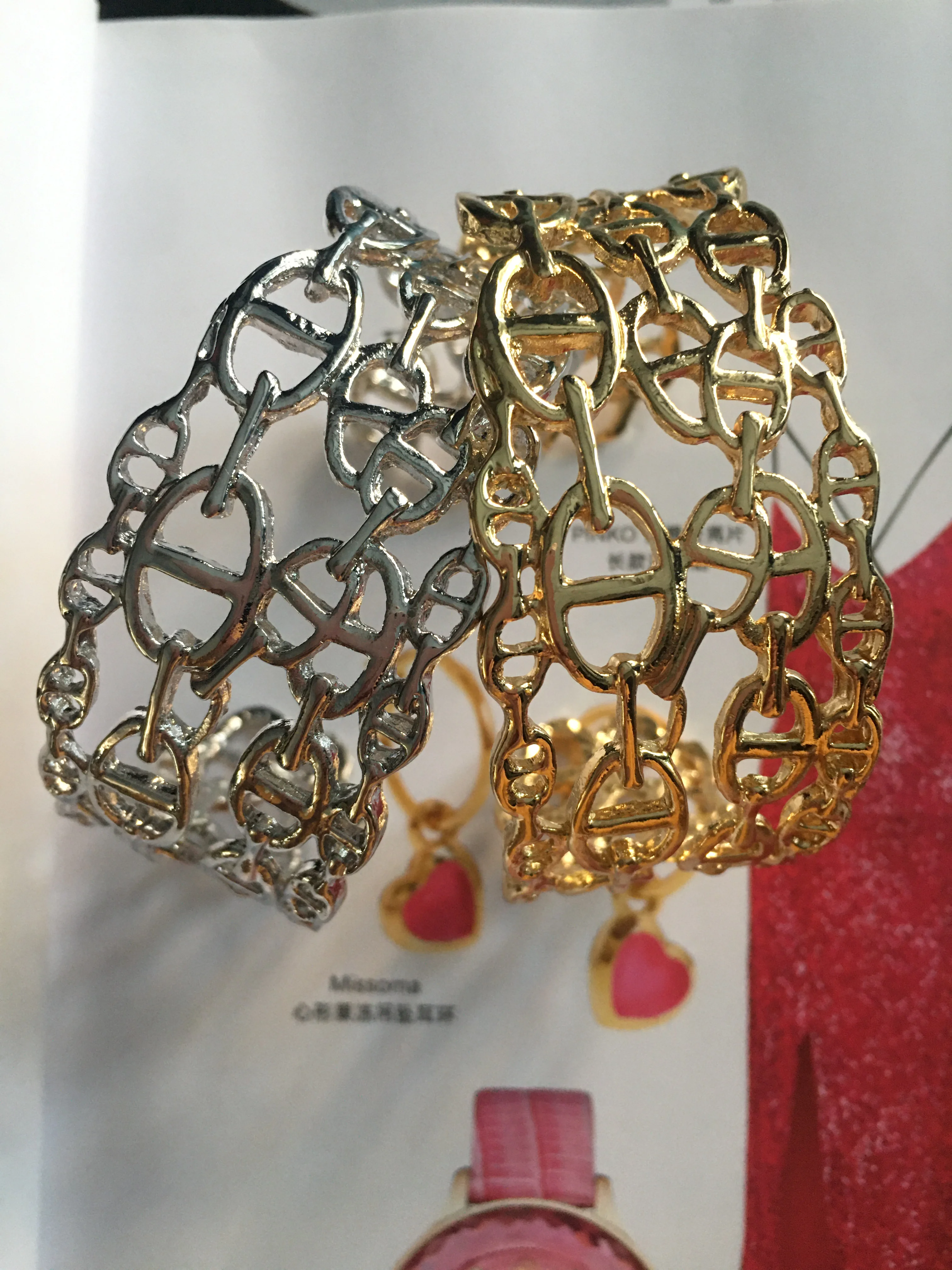 Luxury goddess style etched wide open bracelet, new personality design bracelets in 2025, high-class ladies style jewelry
Luxury goddess style etched wide open bracelet, new personality design bracelets in 2025, high-class ladies style jewelry