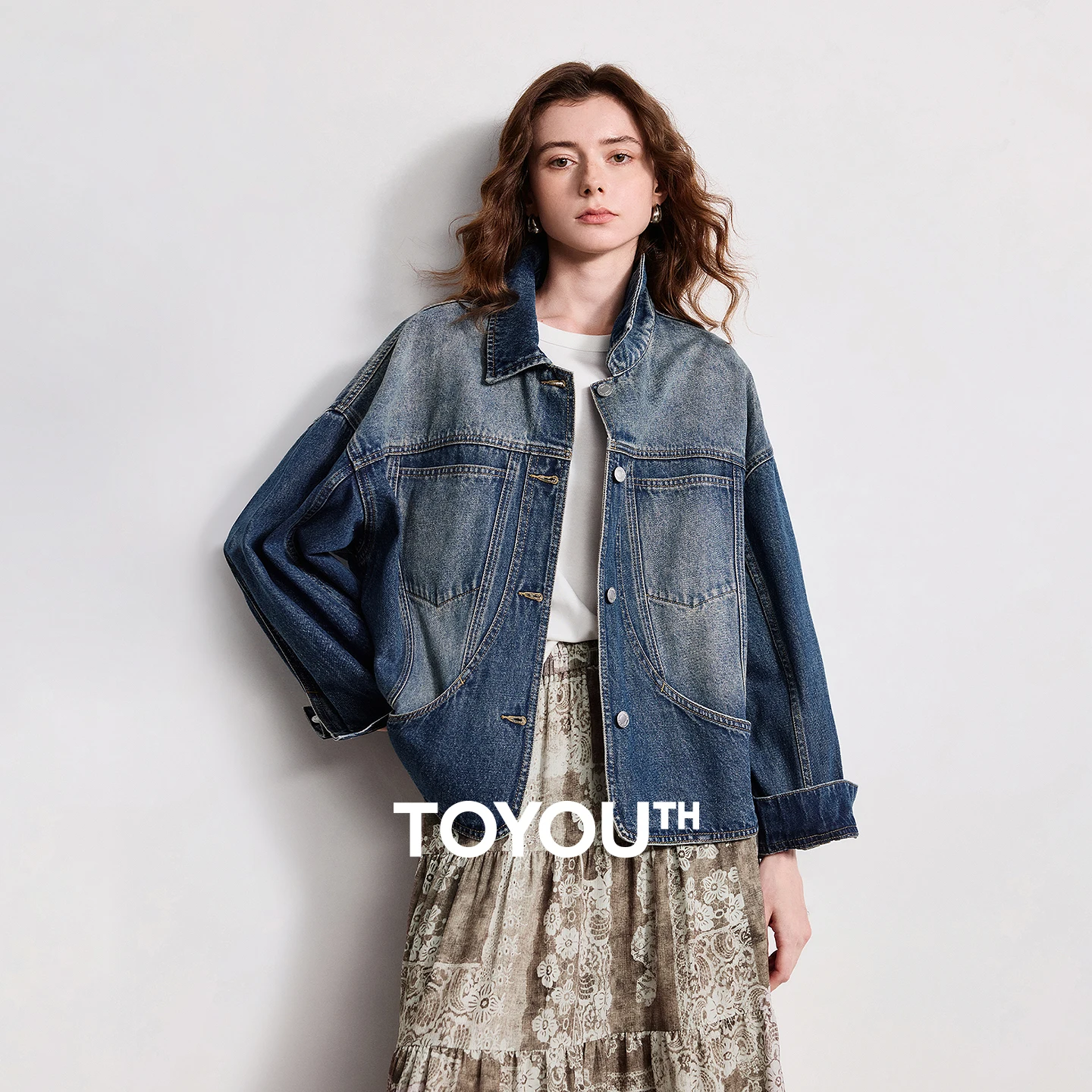 Женская джинсовая куртка TOYOUTH с эффектом потертости, весна 2026, новая, свободного кроя, с отложным воротником, укороченная, с изогнутыми карманами
Женская джинсовая куртка TOYOUTH с эффектом потертости, весна 2026, новая, свободного кроя, с отложным воротником, укороченная, с изогнутыми карманами
