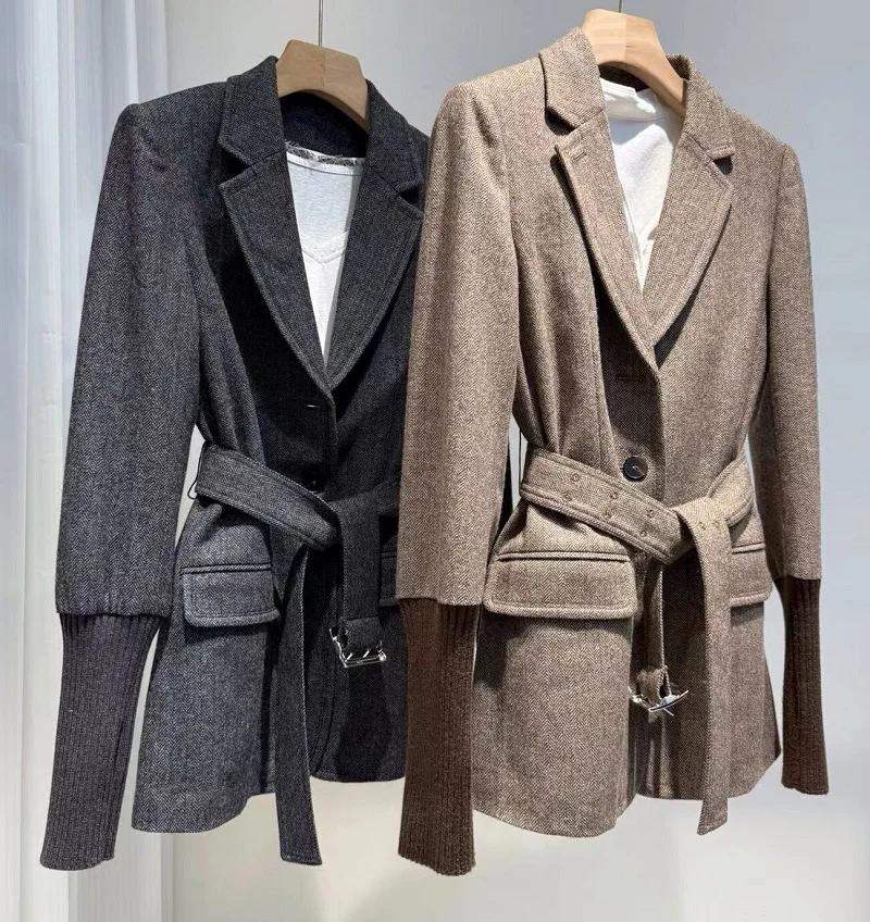 Новый пиджак высшего качества, пальто 202, осень-зима, верхняя одежда, женское пальто с зубчатым воротником, вязаное лоскутное пальто с длинными рукавами, серое шерстяное пальто цвета хаки
Новый пиджак высшего качества, пальто 202, осень-зима, верхняя одежда, женское пальто с зубчатым воротником, вязаное лоскутное пальто с длинными рукавами, серое шерстяное пальто цвета хаки