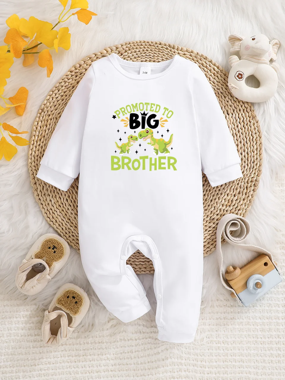 A baby long-sleeved onesie with interesting letter prints. It features a buttoned design for easy putting on and taking off, and
A baby long-sleeved onesie with interesting letter prints. It features a buttoned design for easy putting on and taking off, and