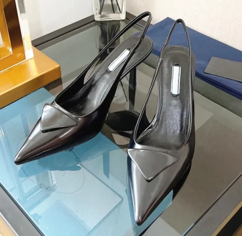 Designer Sandals Pointed High Heels Women Pump Brand Patent Leather Flat Shoes Inverted Triangle Sandal Fashion Dress Shoe Szie
Designer Sandals Pointed High Heels Women Pump Brand Patent Leather Flat Shoes Inverted Triangle Sandal Fashion Dress Shoe Szie
