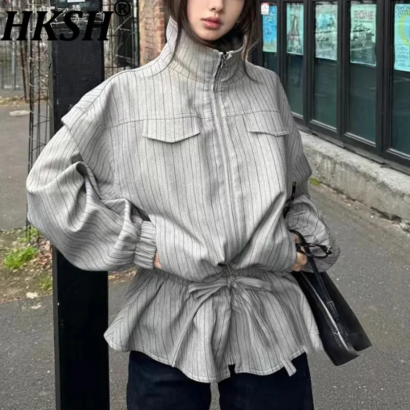 HKSH Spring Autumn New Women Jacket Striped Stand Collar Zipper Waist Drawstring Elegant High Street Stylish Trench Coat HK11283
HKSH Spring Autumn New Women Jacket Striped Stand Collar Zipper Waist Drawstring Elegant High Street Stylish Trench Coat HK11283